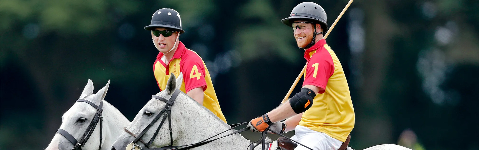 https://teamwear.kronopolo.com/image/cache/catalog/Blog%20Banners/prince%20harry%20and%20prince%20william%20playing%20polo-1903x596.jpg